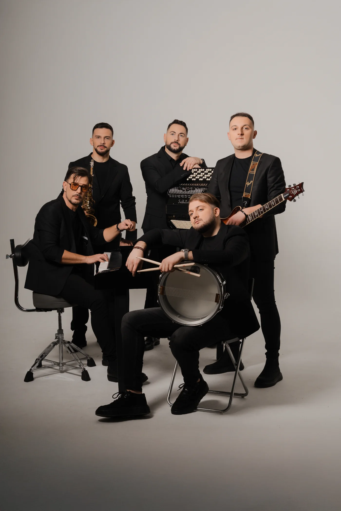 Muzičari sa instrumentima u studiju