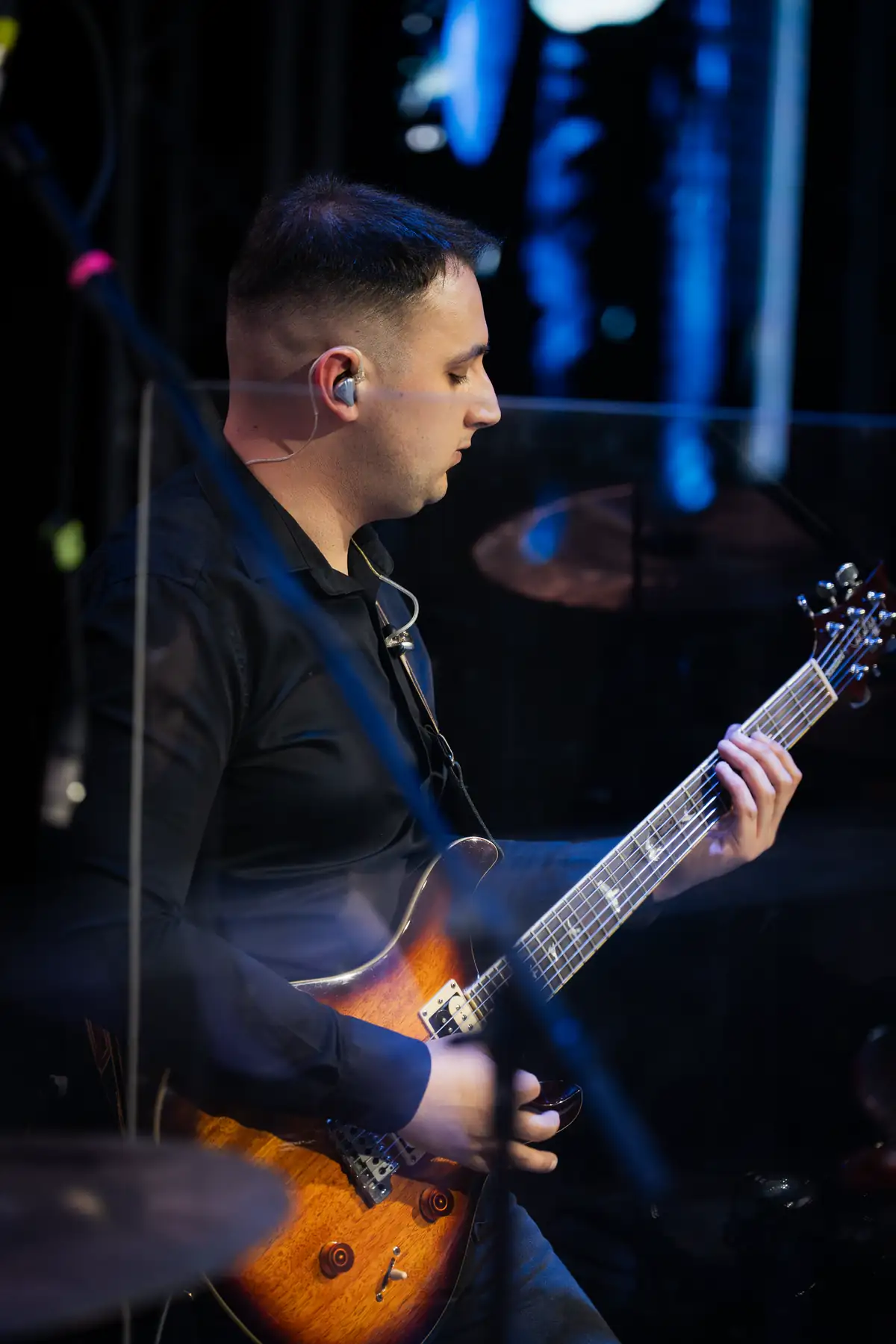 Gitarista, prsti na vratu gitare