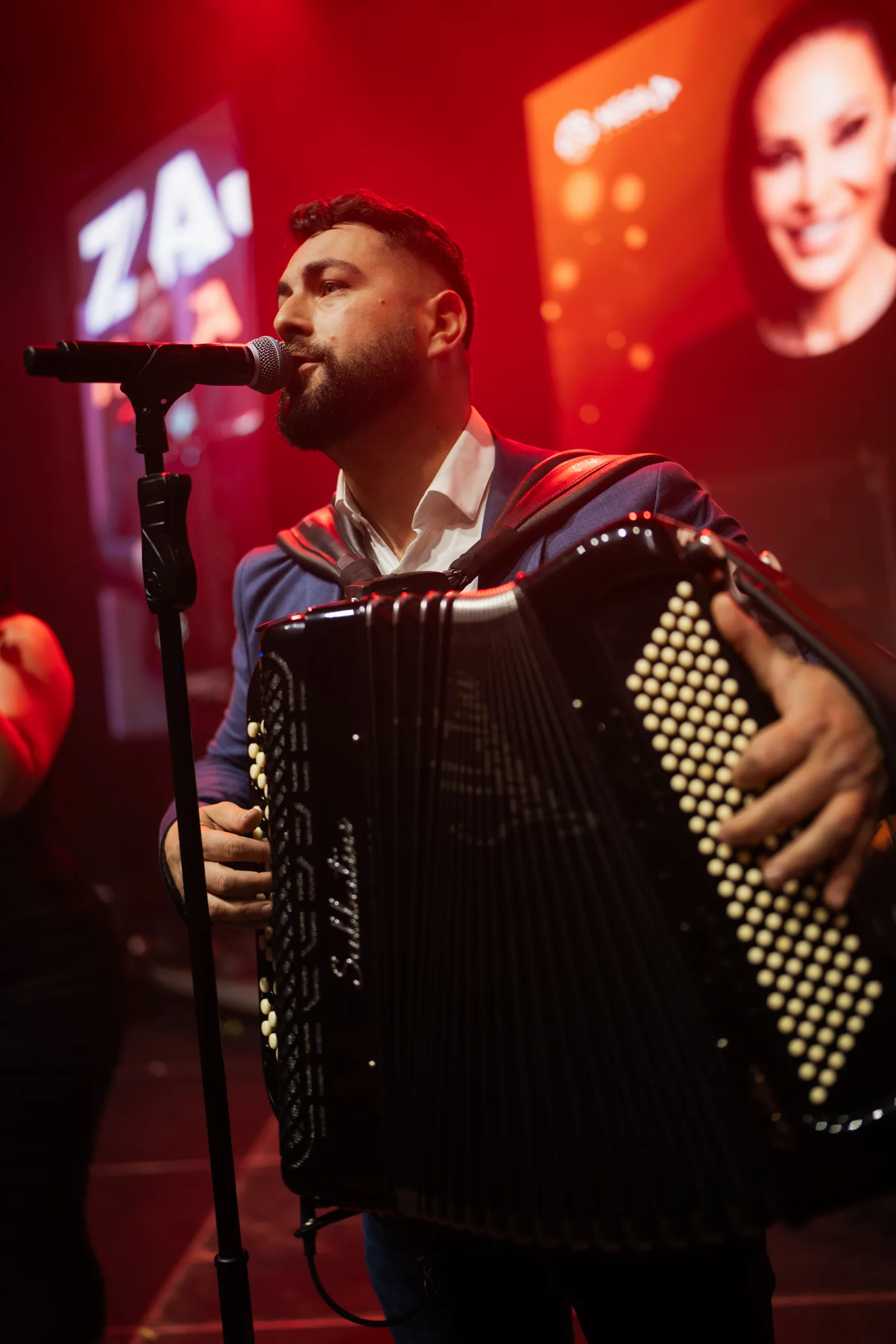 Harmonika u krupnom planu, crveno svetlo iza